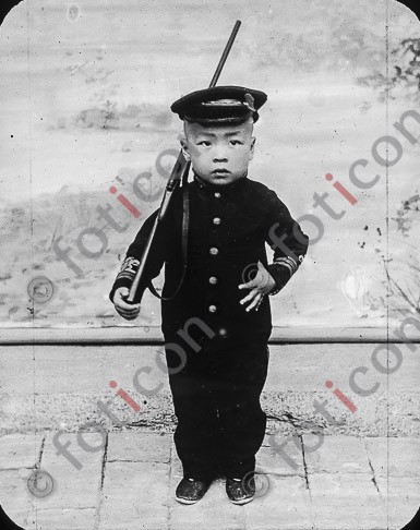 Chineser Junge in japanischer Uniform ; Chinese boy in a Japanese uniform - Foto simon-173a-011-sw.jpg | foticon.de - Bilddatenbank für Motive aus Geschichte und Kultur